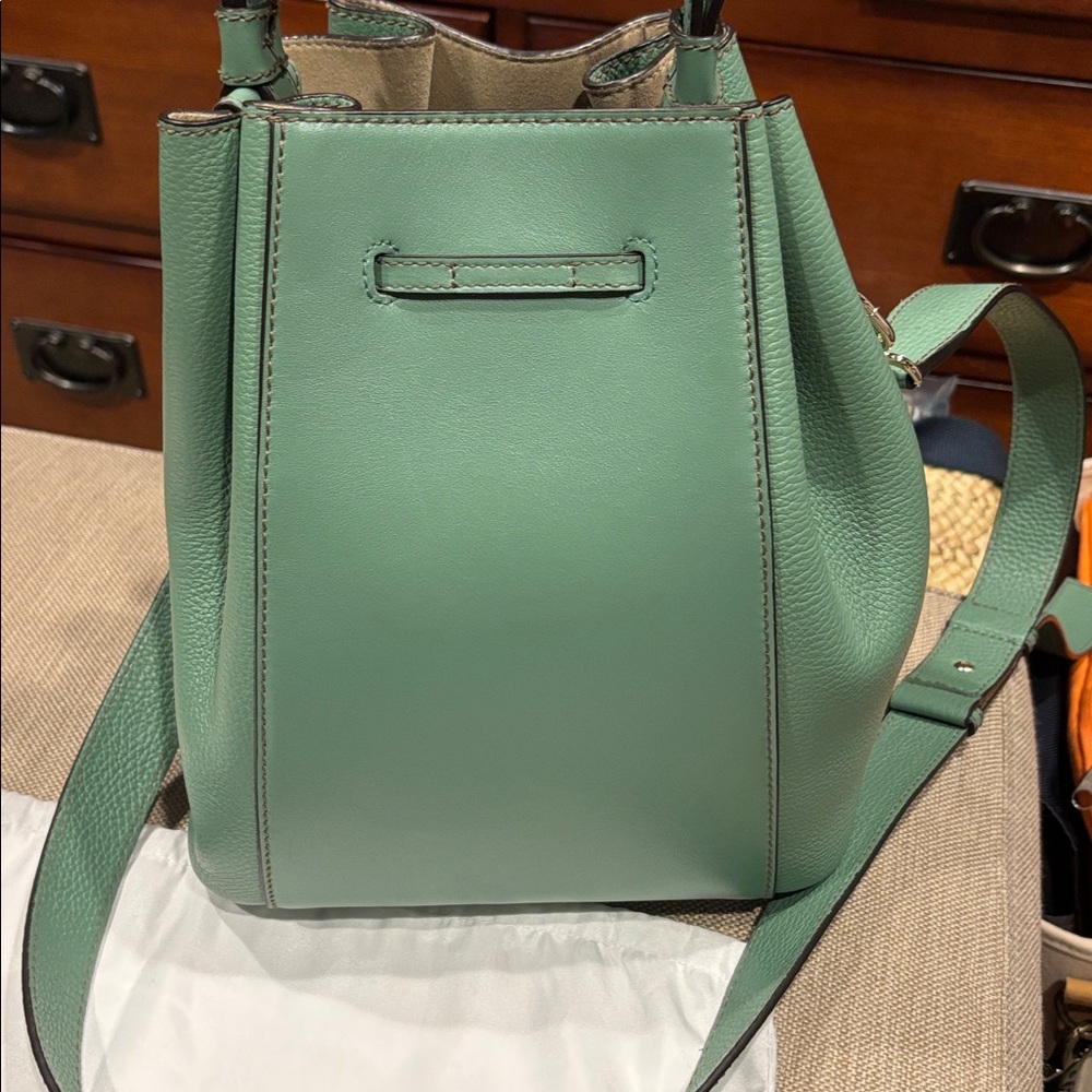 Furla Miastella Bucket leather bag
It’s the bigger size, can fit a lot! - Picture 4 of 4